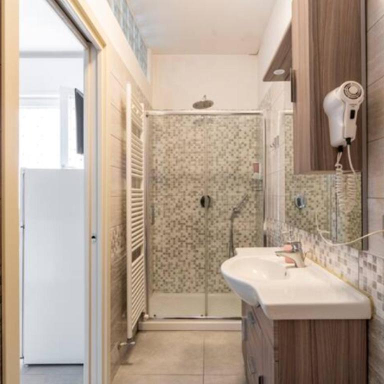 Monti Guesthouse - Camera Tripla con Bagno Privato - 11
