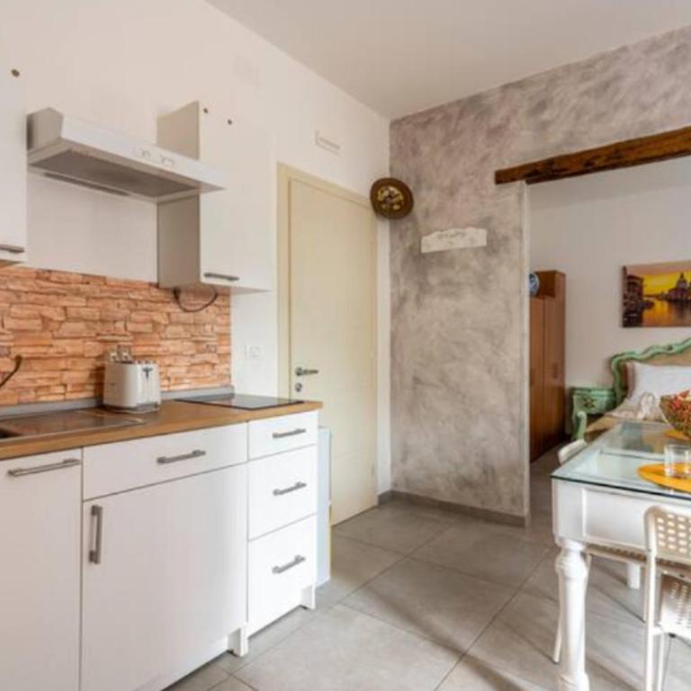 Monti Guesthouse - Camera Tripla con Bagno Privato - 9