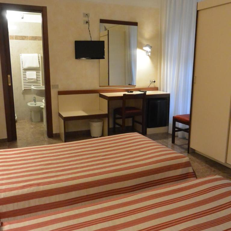 Le Petit Hotel - Economy Triple Room - 1