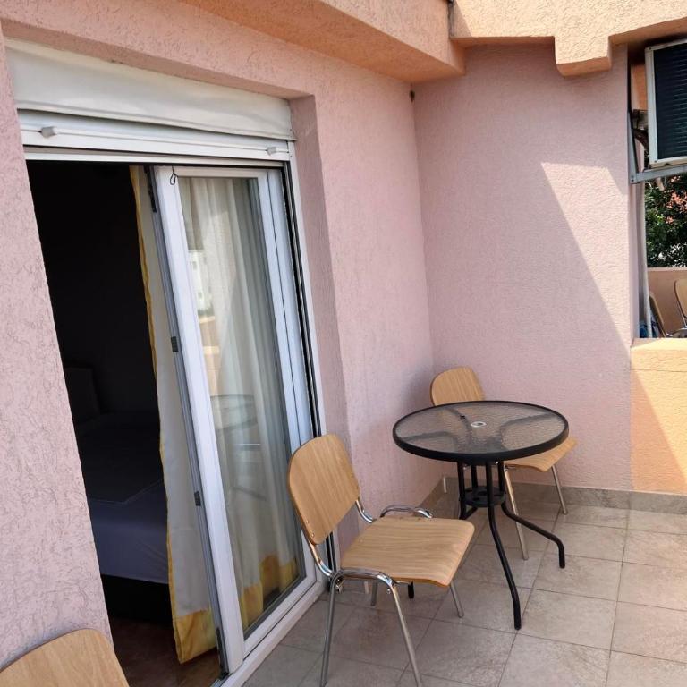 Fikret-apartmani Velika plaža - Trokrevetna Soba sa Sopstvenim Kupatilom - 1