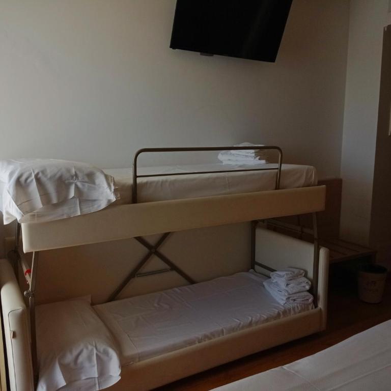 Hotel Rivus - Camera Quadrupla Standard con Balcone - 4
