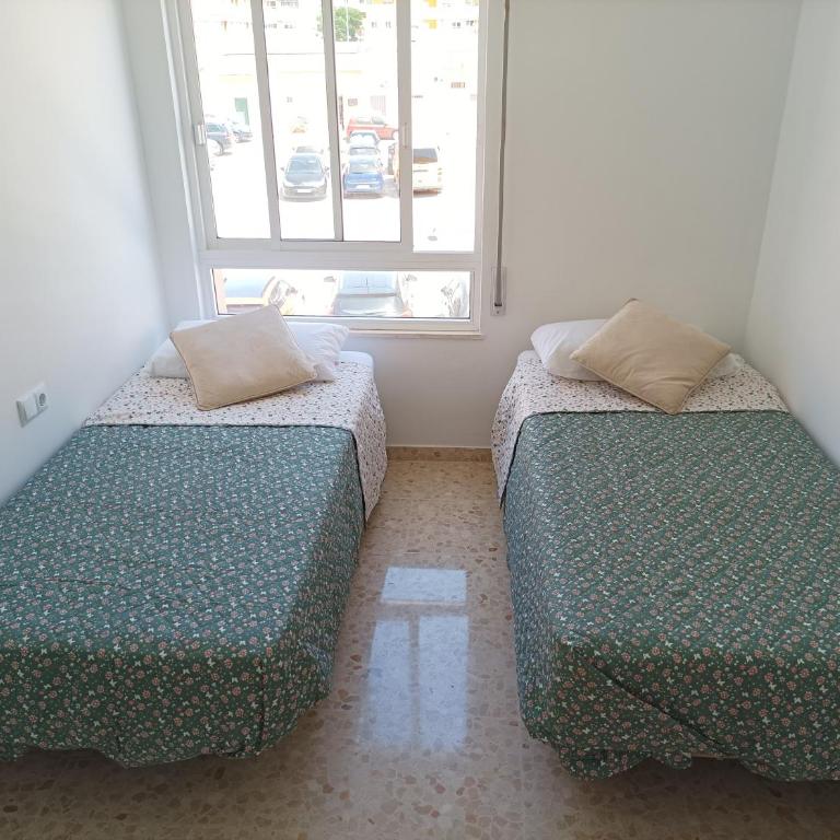 Duplex céntrico con piscina a 100m de la playa. - Apartamento - 9