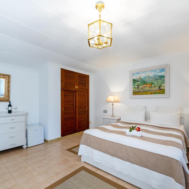 Finca Hotel Rural Predio Son Serra - Family Room - 1