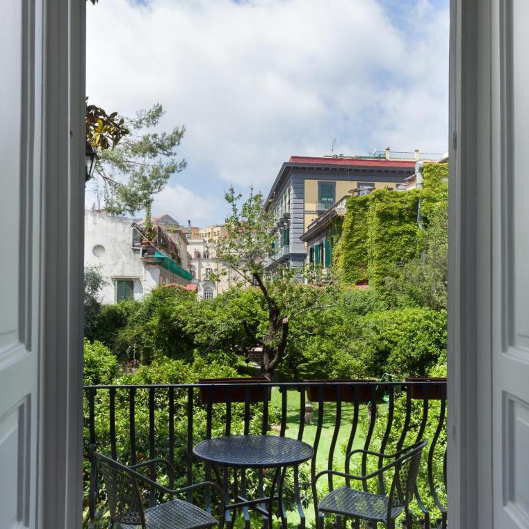 The Bellini House by House In Naples - Camera Familiare con Vista Giardino - 1