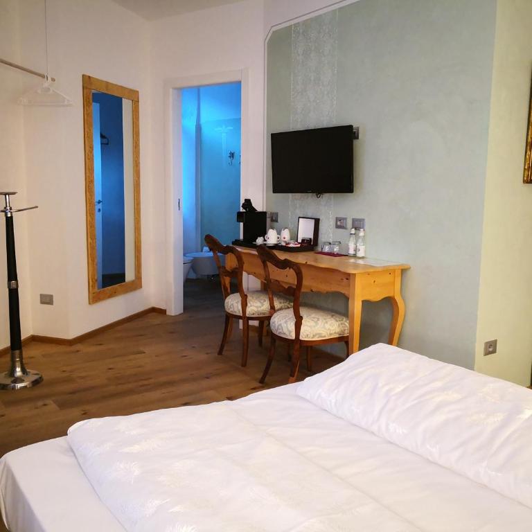 Torrione Trento - Camera Matrimoniale con Letto Supplementare - 6