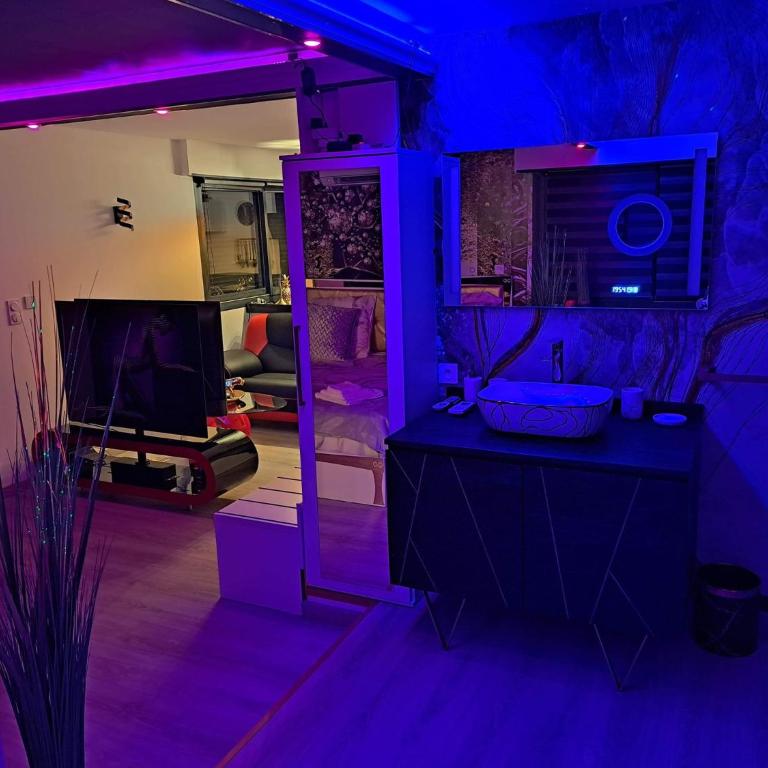 L'Aurore Love Room de prestige jacuzzi sauna piscine chauffée cuisine - Maison 1 Chambre - 50