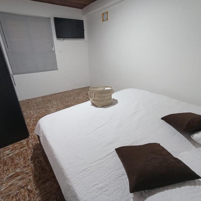 KOMODO ALOJAMIENTO- hostal autoservicio, ubicado cerca al centro histórico - baño privado, wifi , cama 2x2 y agua caliente y cocina compartida - Habitación con cama grande - 2