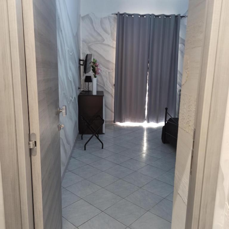 In The Center Rooms - Camera Tripla con Balcone - 24