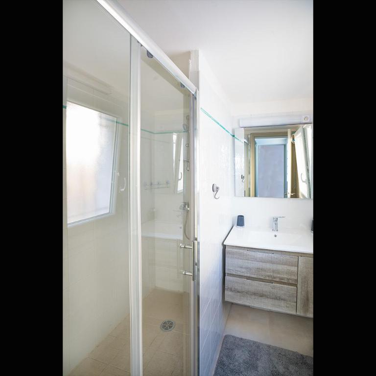 Superbe appartement à 2 pas des Halles, Climatisé, terrasse, garage - Appartement 1 Chambre - 24