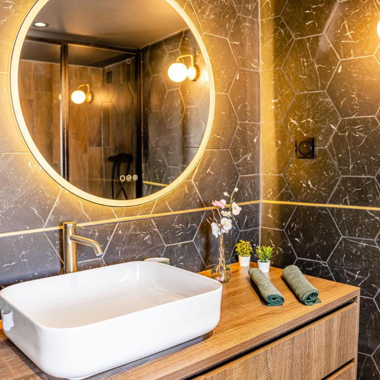 LOFT EN VILLE - Duplex Terrasse coeur historique avec vue dégagée & Parking souterrain Offert - Appartement Deluxe - 9