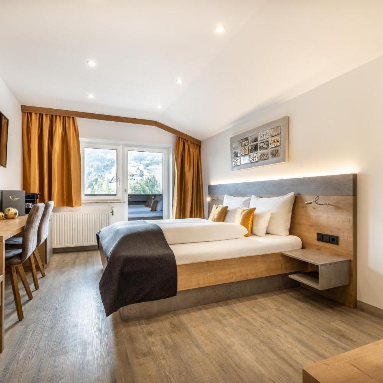 Der Burgblick-Adults Only 24 H Self Check In - Chambre Double Deluxe avec Balcon - Vue sur Château - 4