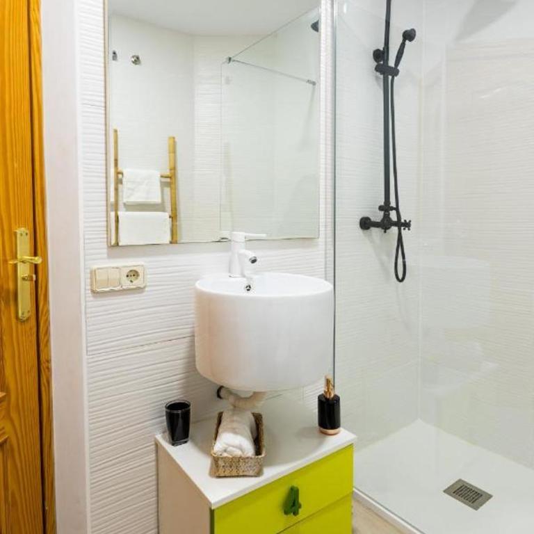 Casa Olé in Torre del Mar - Habitación con cama grande y balcón - 13