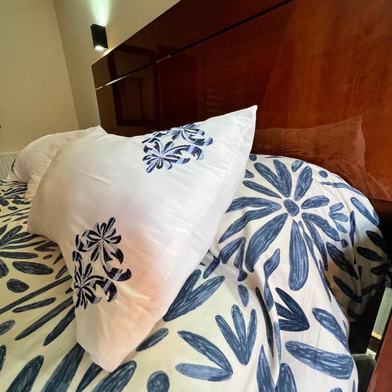 Hotel Boutique Family Suites - Habitación con cama grande y vistas al jardín - 8