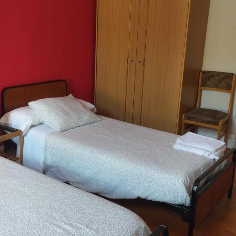 Pensión Manoli - Budget Twin Room with Shared Bathroom - 9