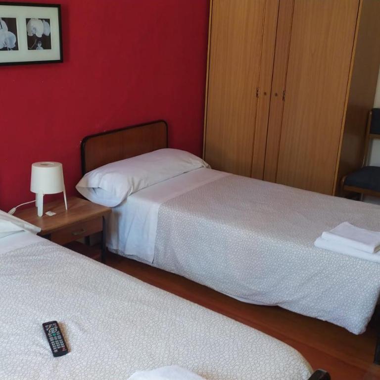 Pensión Manoli - Standard Twin Room with Shared Bathroom - 7
