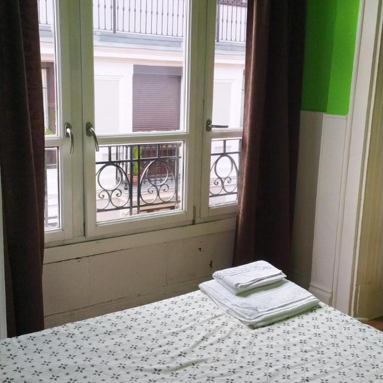 Pensión Manoli - Standard Double Room with Shared Bathroom - 11