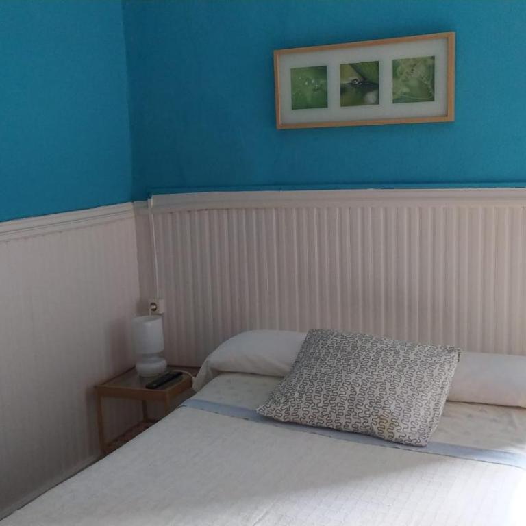 Pensión Manoli - Standard Double Room with Shared Bathroom - 11