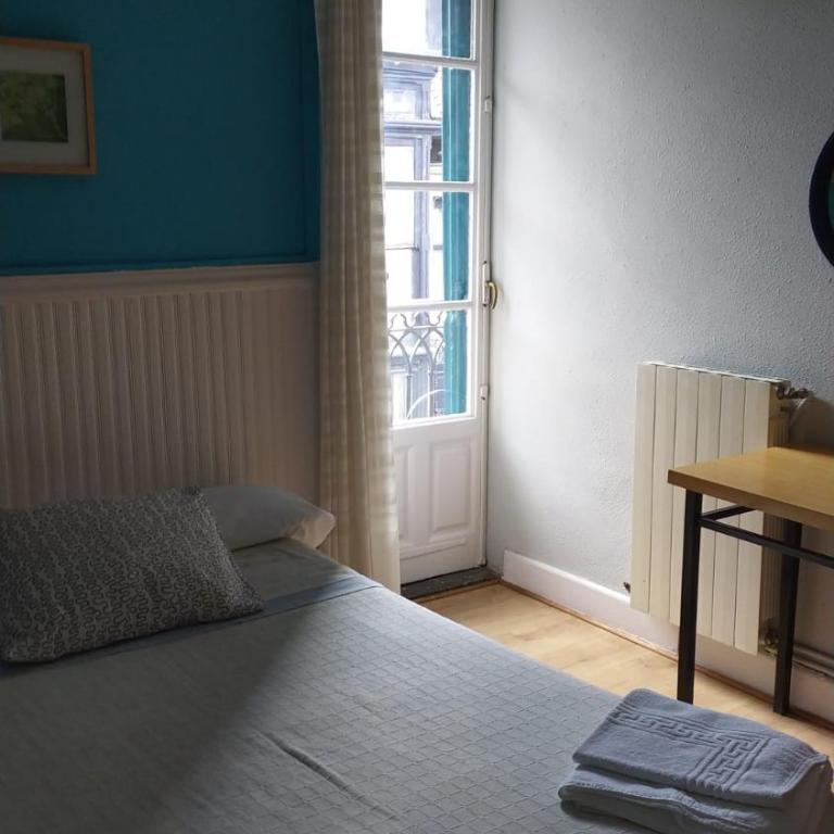 Pensión Manoli - Standard Double Room with Shared Bathroom - 12