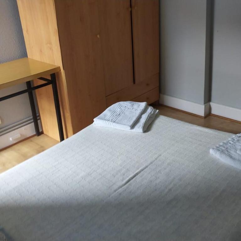 Pensión Manoli - Standard Double Room with Shared Bathroom - 9