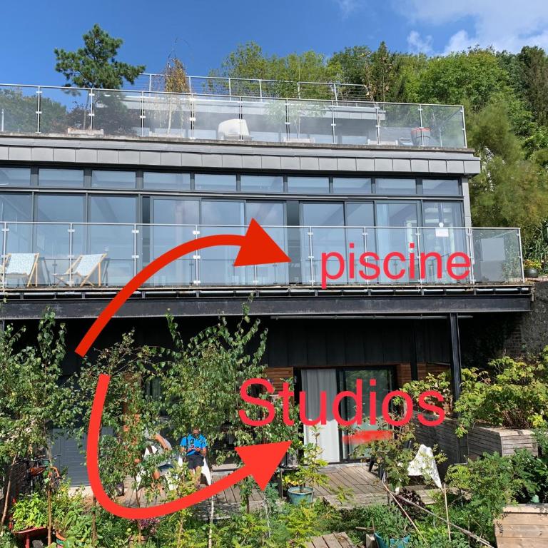 ECO STUDIOS mezzanine wifi stationnement rue gratuit terrasse dans jardin - Maison de Vacances - 17