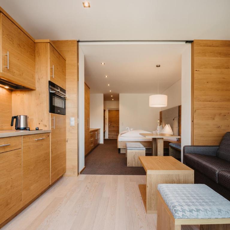 Alpina Wagrain - Suite Bergkristall mit Balkon - 3