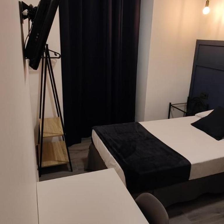 ROOMS Los MONTES - Single Room with Private Bathroom - 5