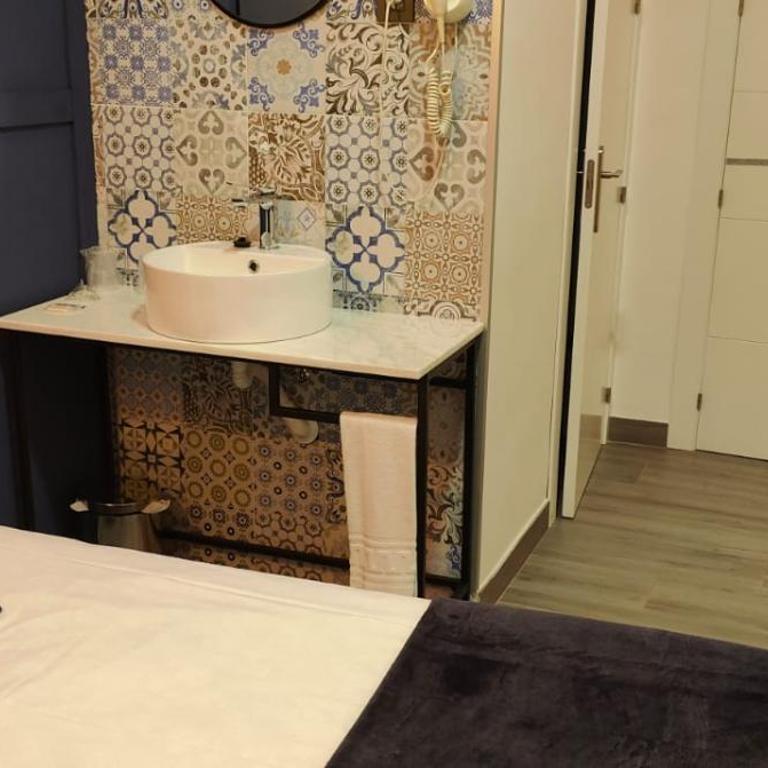 ROOMS Los MONTES - Single Room with Private Bathroom - 3