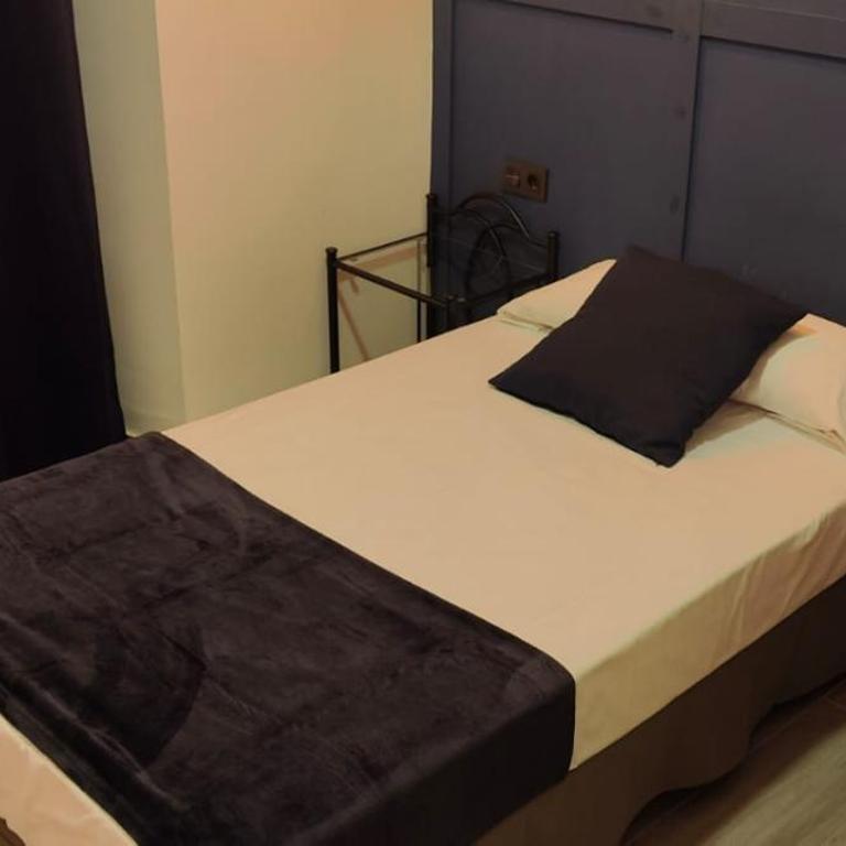 ROOMS Los MONTES - Single Room with Private Bathroom - 4