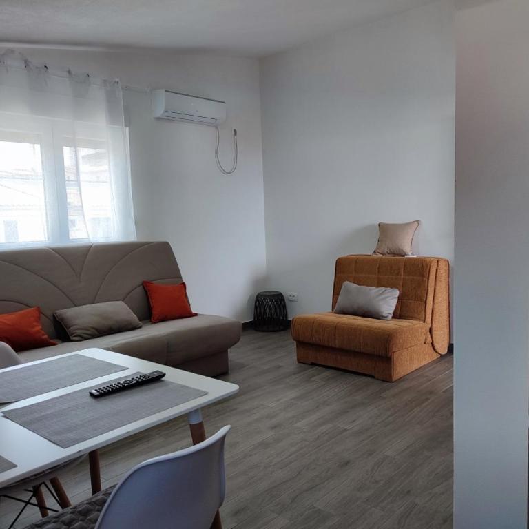 Sayohat Apartments - Apartment with Terrace - 8