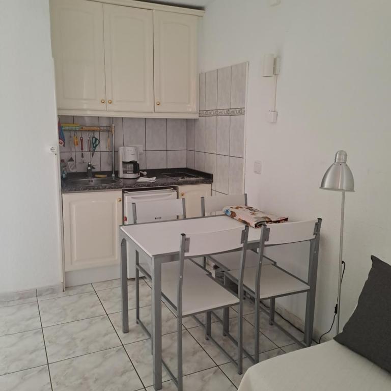 EL CHAPARRAL Studio-appartement with fantastic pool- view and STRONG WIFI - Apartamento con terraza - 8