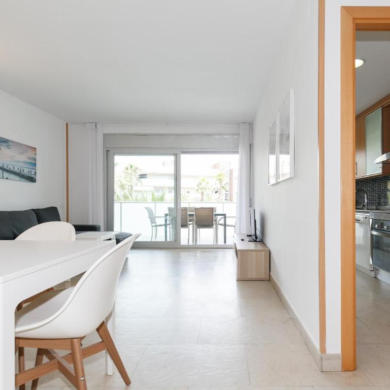 UHC Spa Aqquaria Family Complex - Two-Bedroom Apartment with Pool View - 4