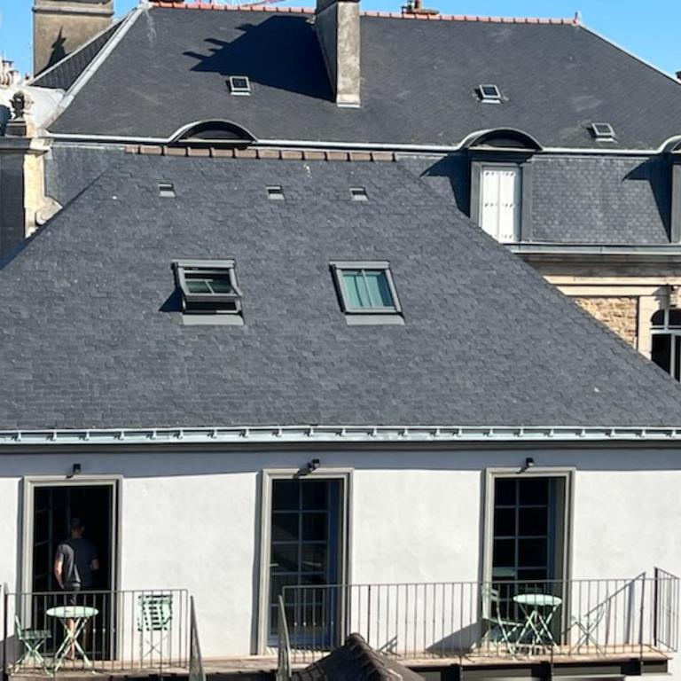 AU COEUR DE VANNES - VUE SUR LES REMPARTS - 2 CH - Two-Bedroom Apartment - 3
