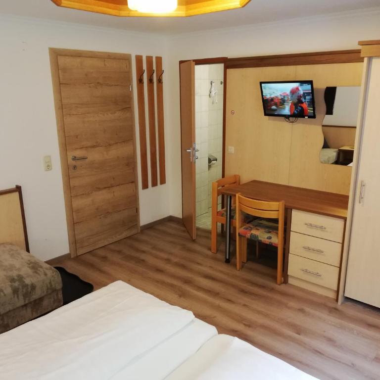 Hotel-Garni Seestrand - Doppelzimmer mit Zustellbett - 1