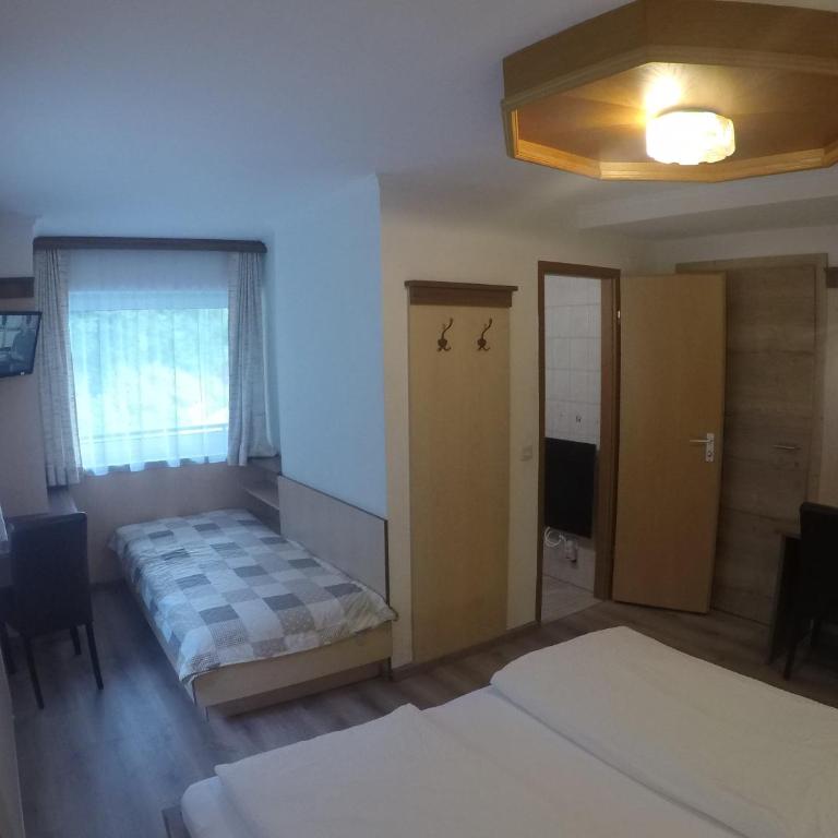 Hotel-Garni Seestrand - Doppelzimmer mit Zustellbett - 2