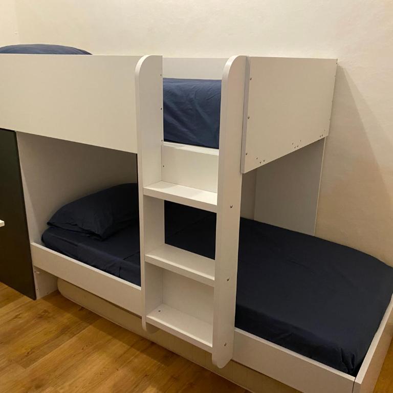 Villa Zara - Standard Twin Room with Shared Bathroom - 4