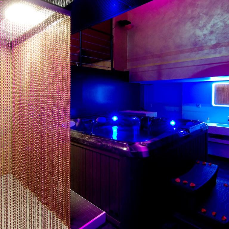 Mieuxqualhotel jacuzzi privatif Love room - Appartement 1 Chambre - 9