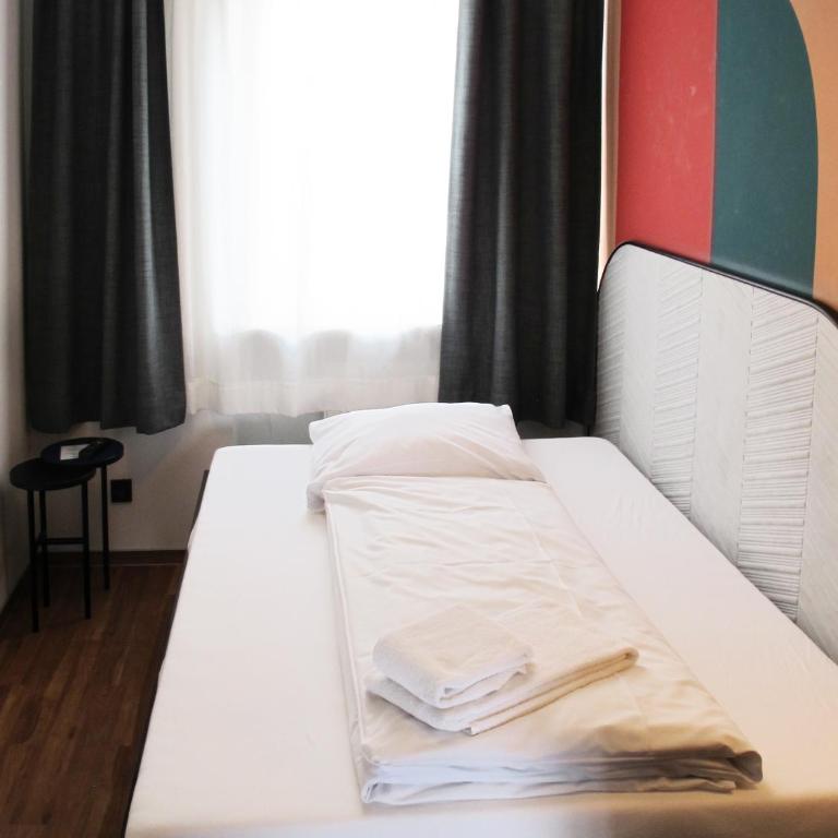 The Dot | 24/7 Checkin - Single Room with Shared Bathroom - 4