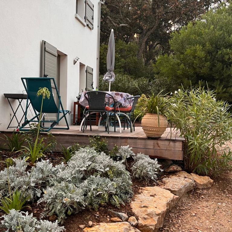 Appartement à cavalaire dans un domaine privé au rez-de-jardin - One-Bedroom Apartment - 2