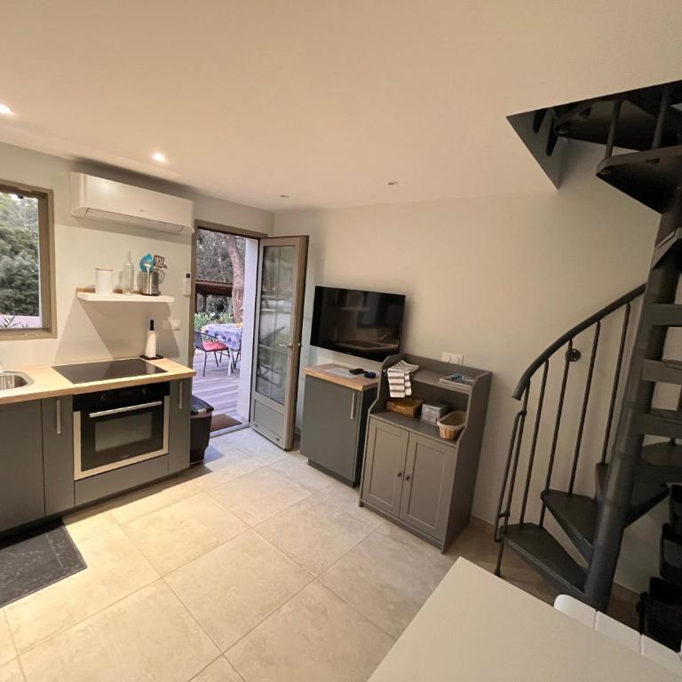 Appartement à cavalaire dans un domaine privé au rez-de-jardin - One-Bedroom Apartment - 9