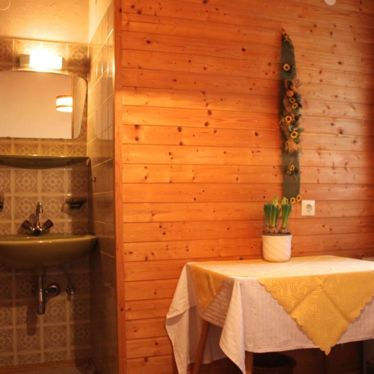 Gästehaus Moser - Standard Einzelzimmer mit Gemeinschaftsbad - 2