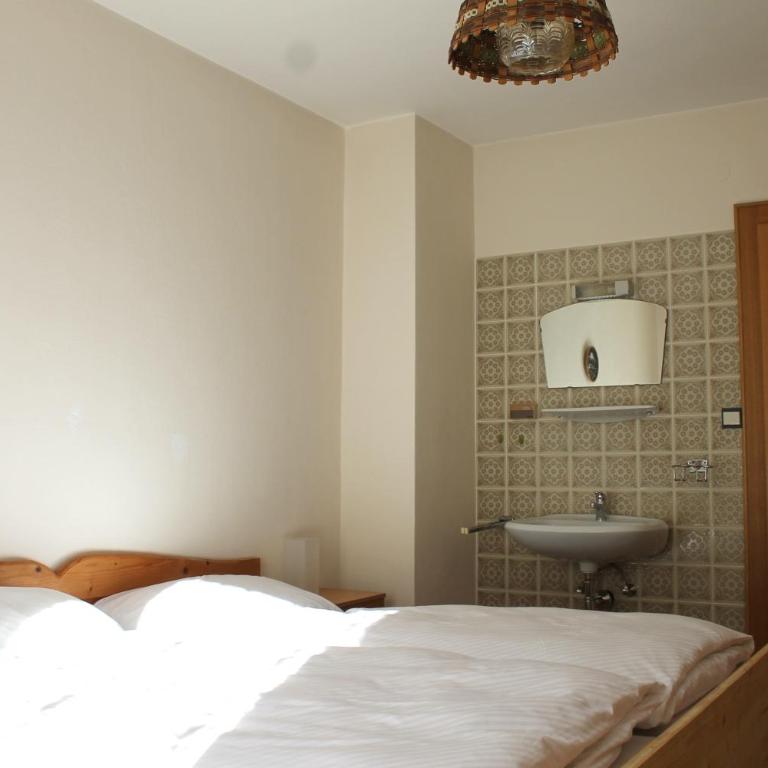 Gästehaus Moser - Doppelzimmer mit eigenem externen Bad - 2