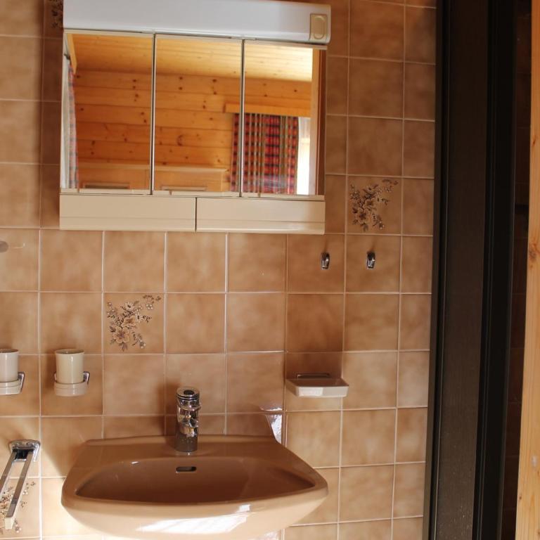 Gästehaus Moser - Doppelzimmer mit Gemeinschafts-WC - 2
