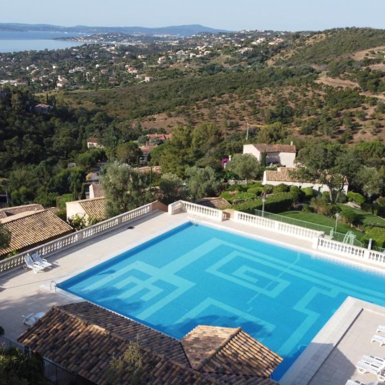 Les ISSAMBRES appart 6 pers grande terrasse superbe vue mer et golfe de saint Tropez, piscine - Appartement 2 Chambres - 1