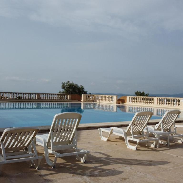 Les ISSAMBRES appart 6 pers grande terrasse superbe vue mer et golfe de saint Tropez, piscine - Appartement 2 Chambres - 9