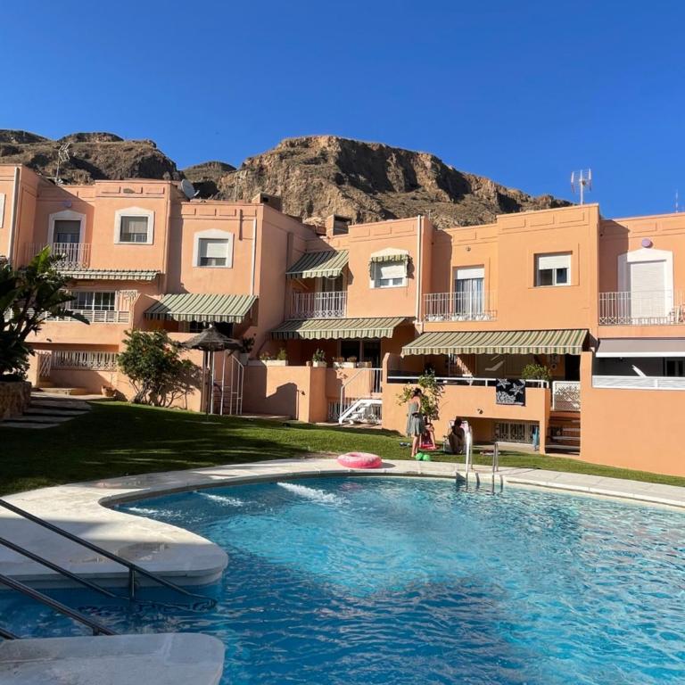 Casa adosada con piscina a 5 minutos de la playa . - Casa de 3 dormitorios - 1