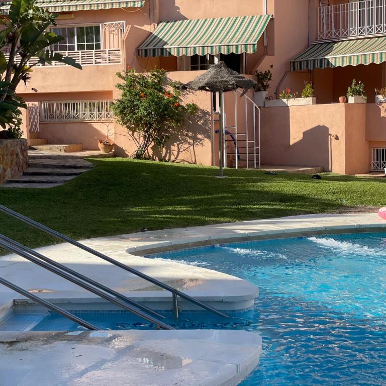 Casa adosada con piscina a 5 minutos de la playa . - Casa de 3 dormitorios - 2