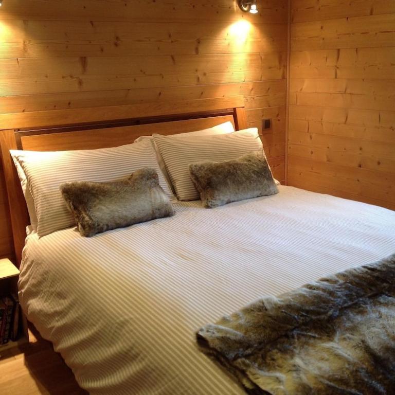 Spacious Ski Chalet In Traditional French Village, sleeps 8, Four Star with fibre broadband - Chalet - 27