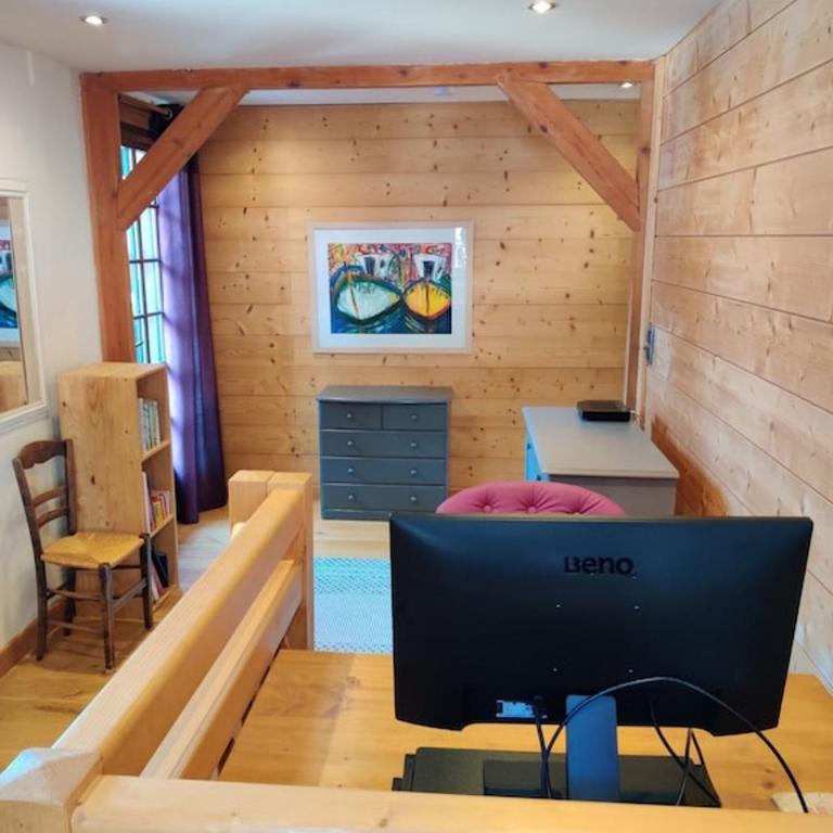 Spacious Ski Chalet In Traditional French Village, sleeps 8, Four Star with fibre broadband - Chalet - 17