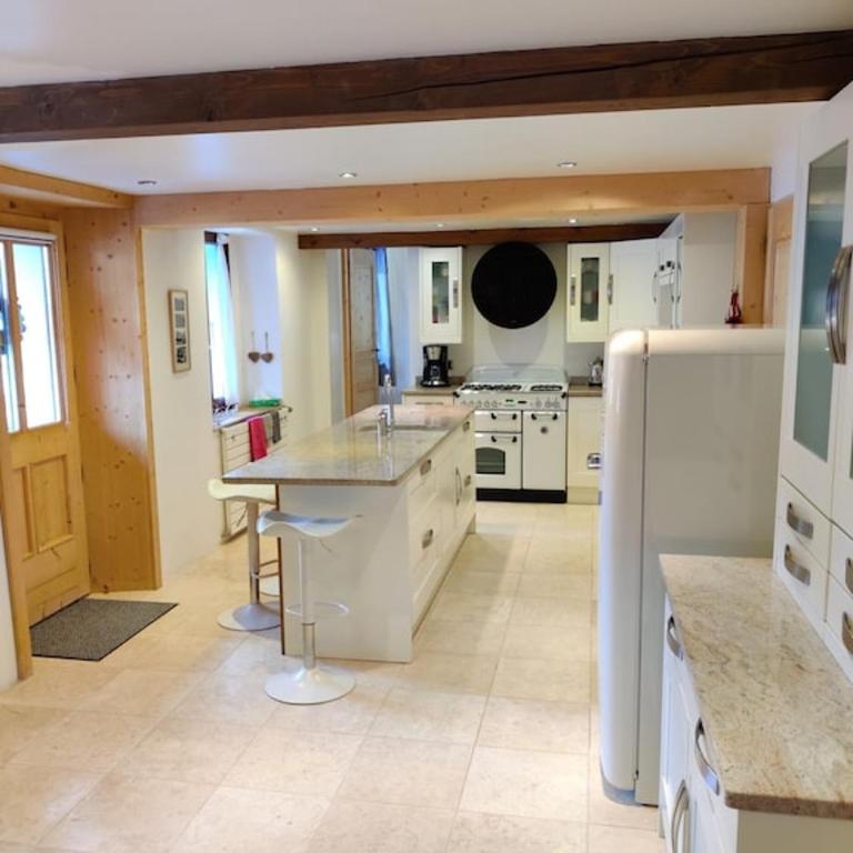 Spacious Ski Chalet In Traditional French Village, sleeps 8, Four Star with fibre broadband - Chalet - 16