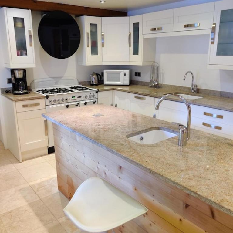 Spacious Ski Chalet In Traditional French Village, sleeps 8, Four Star with fibre broadband - Chalet - 11